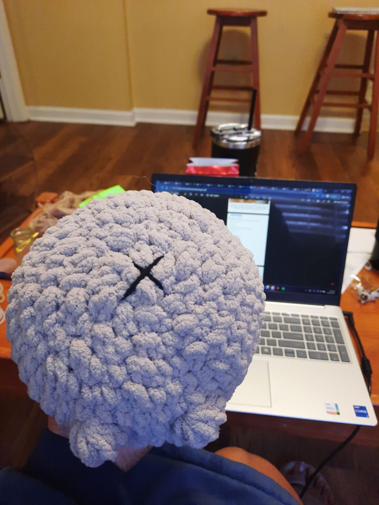 Back of grey crochet loaf cat